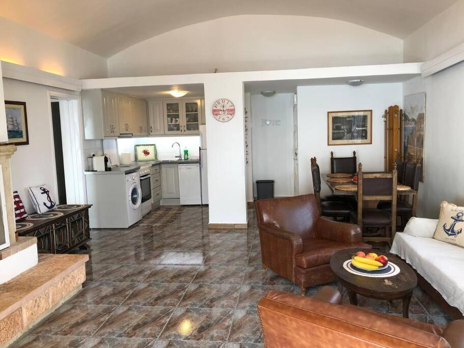 Sea View With Swimning Pool Apartment Mesongi